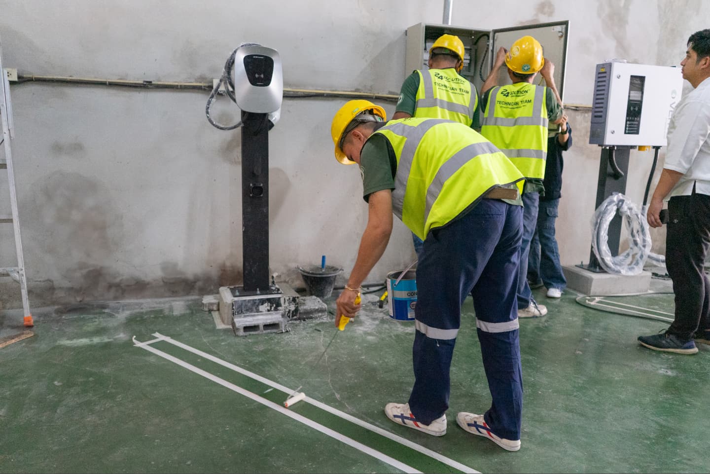 Verte team supporting an installation on site