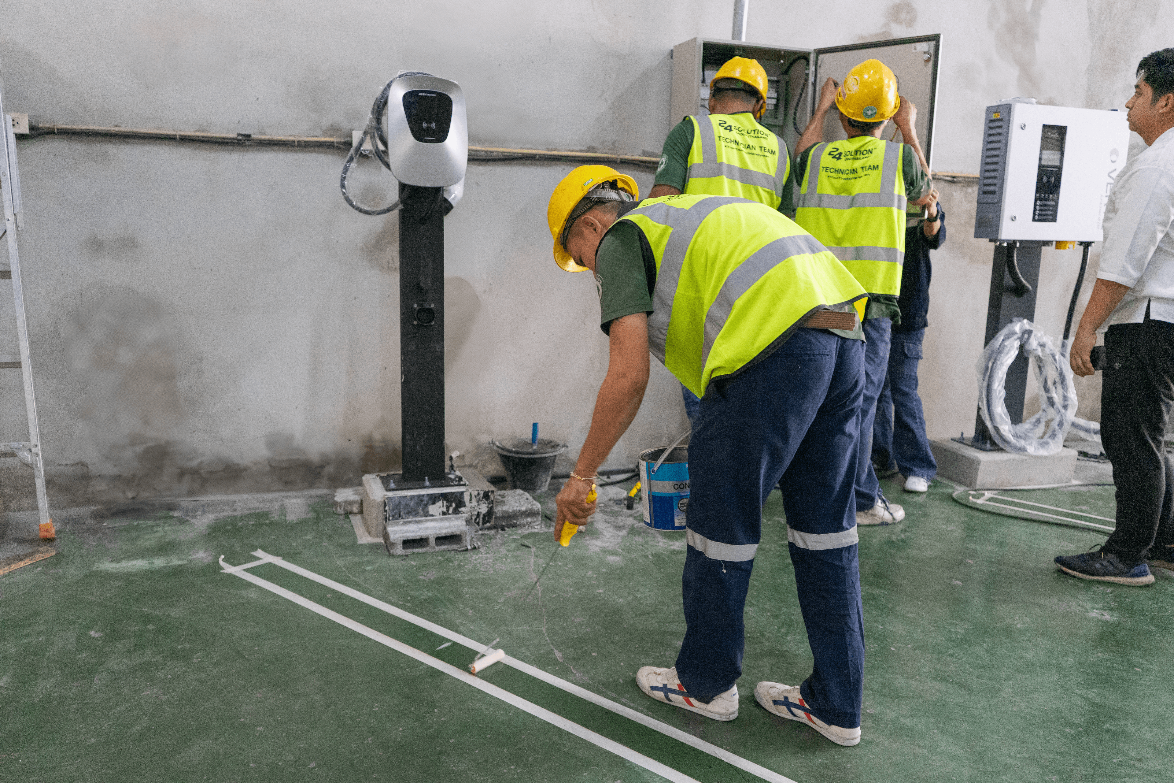 Verte team supporting an installation on site