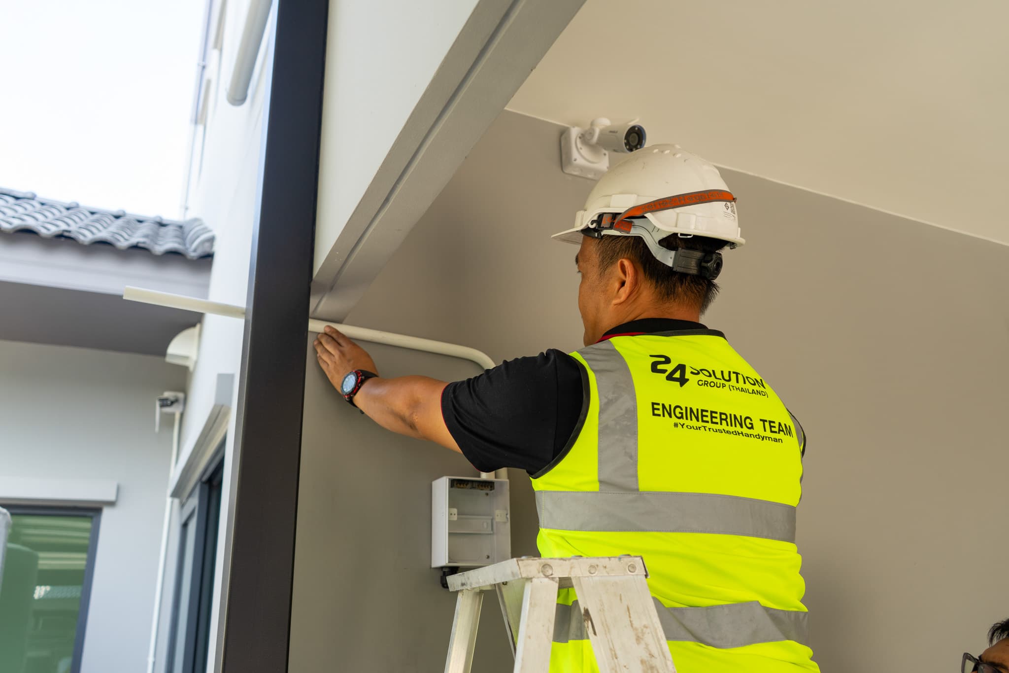 Verte technician performing maintenance