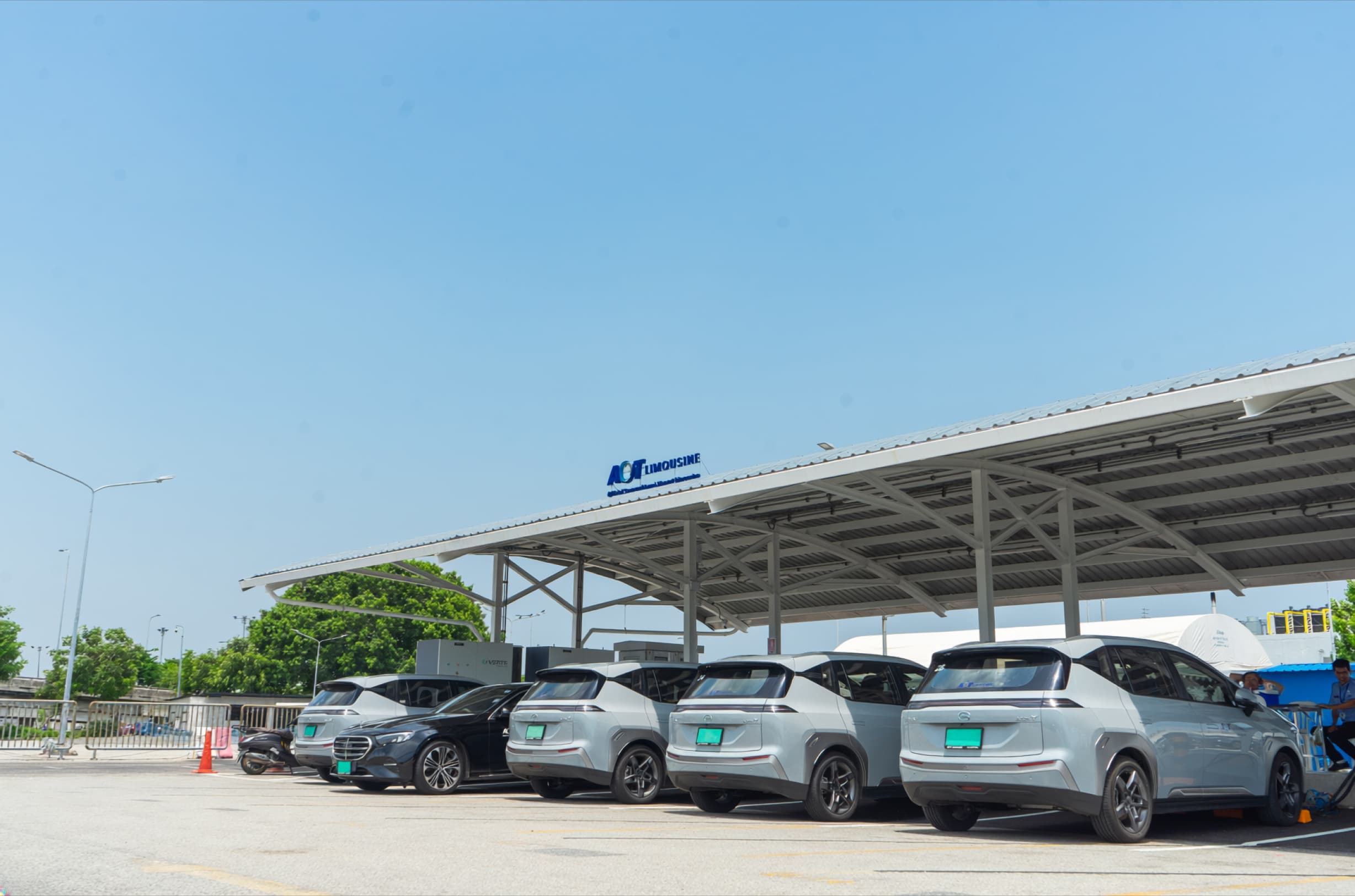 Electric vehicles at a Verte destination charging station